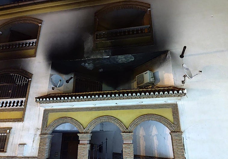 Dan de alta a cuatro guardias civiles que inhalaron humo en el incendio de Alhendín